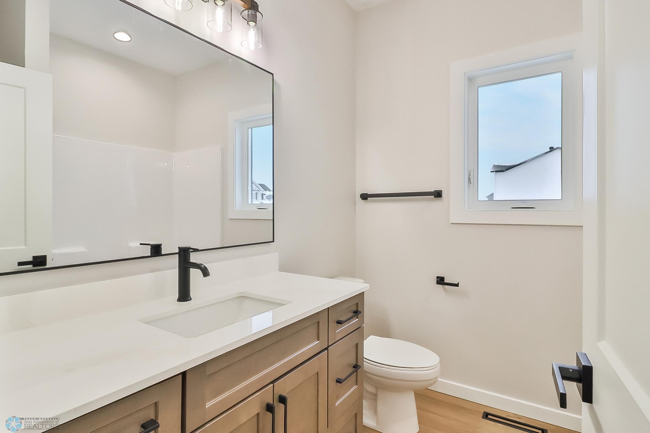 6Bathroom1_1.jpg