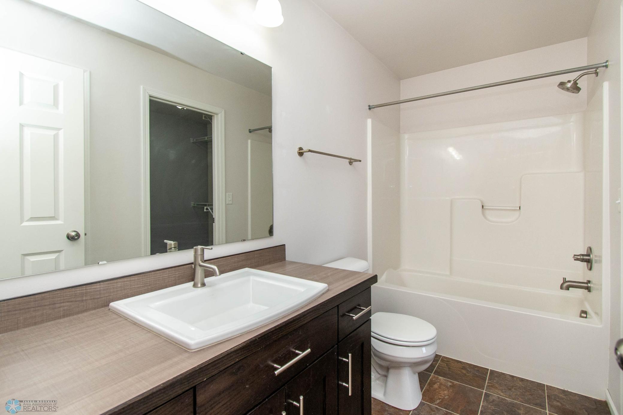 Upper Level - Hollywood Full Bathroom