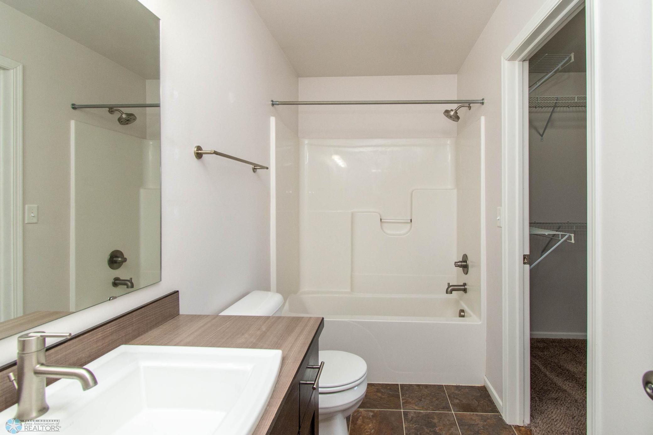 Upper Level - Hollywood Full Bathroom