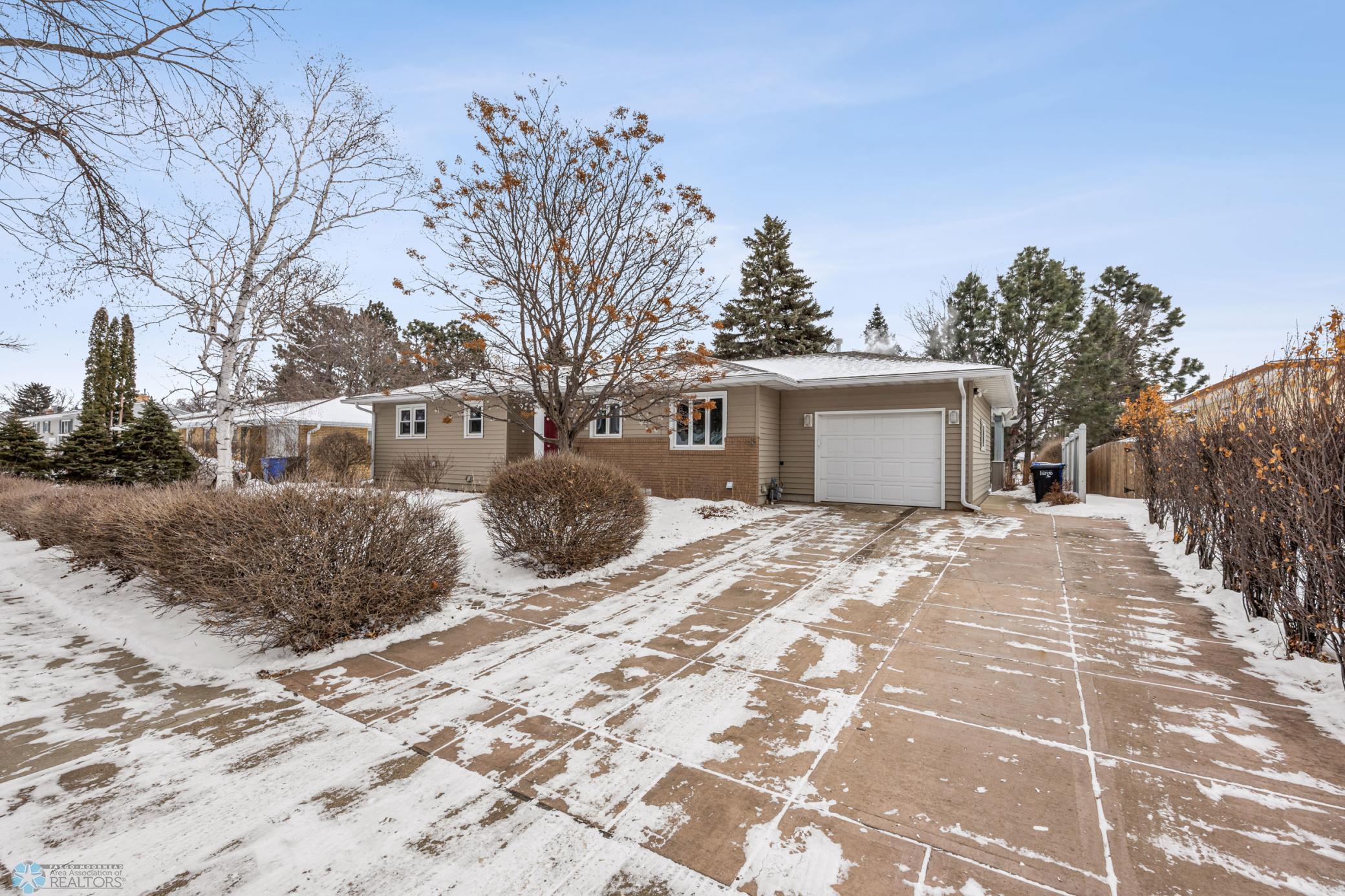 2831 Edgewood Drive N, Fargo, ND 58102