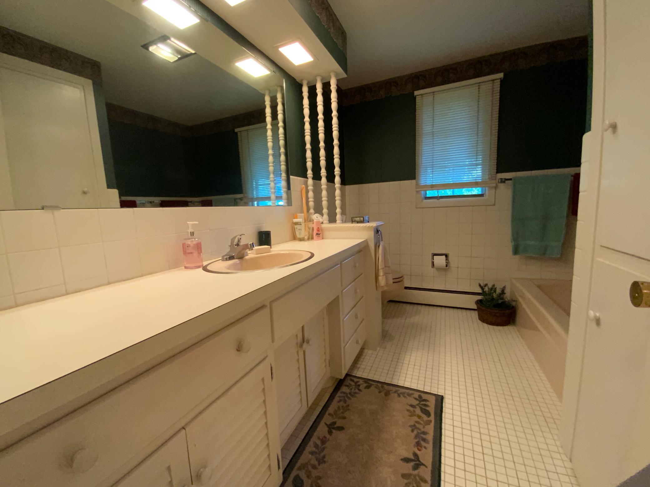 Upper level 3/4 bath with tub