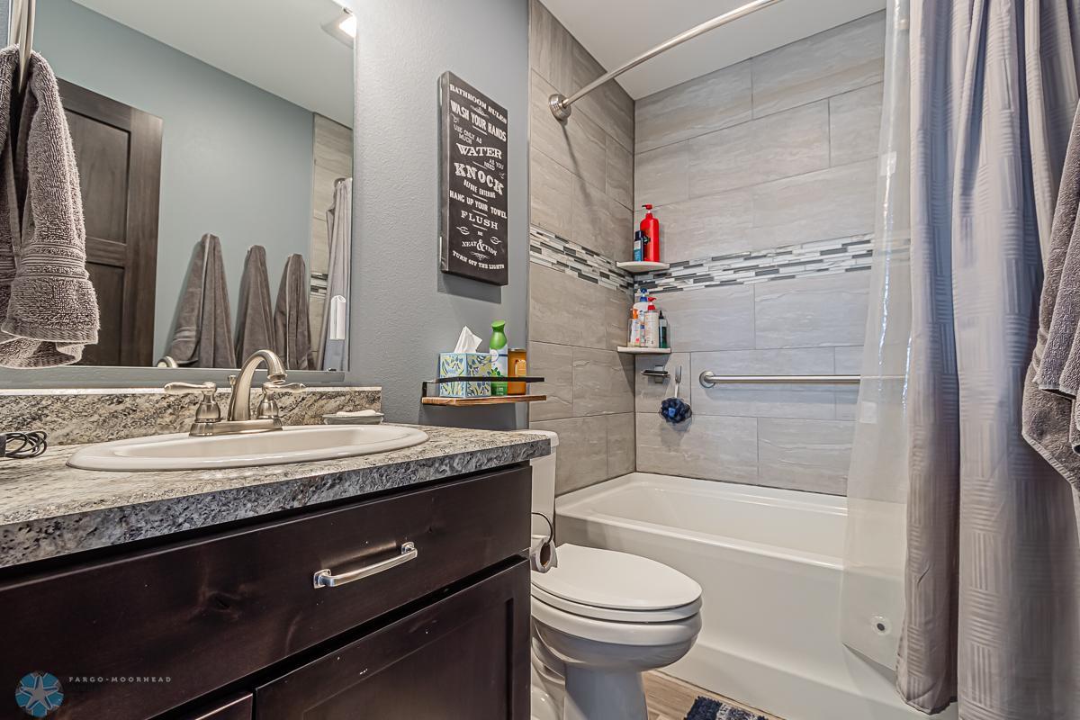 Upper_Bathroom_1.jpg