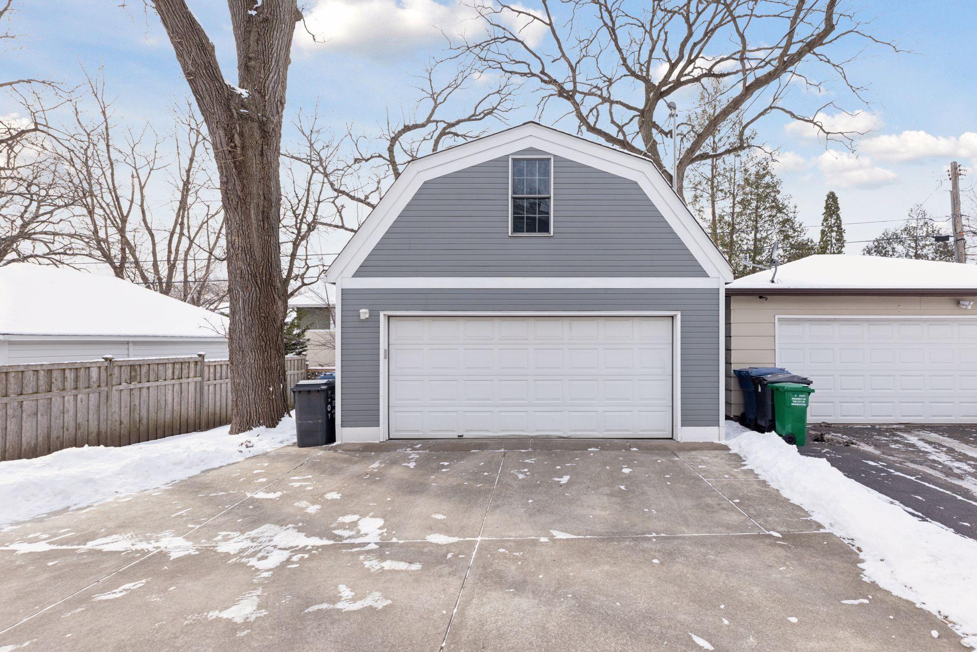 Oversized 2 car garage
