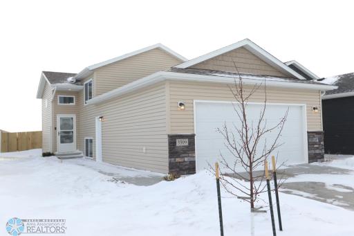 3309 Maple Leaf Loop S, Fargo, ND 58104