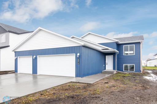 6016 80th Avenue S, Horace, ND 58047