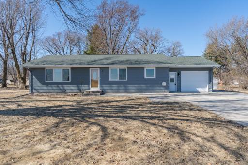 375 E Woodlawn Street, Le Center, MN 56057
