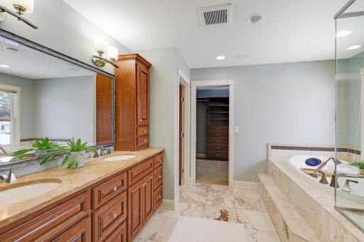 280 Ridgeview Drive E, Wayzata, MN 55391
