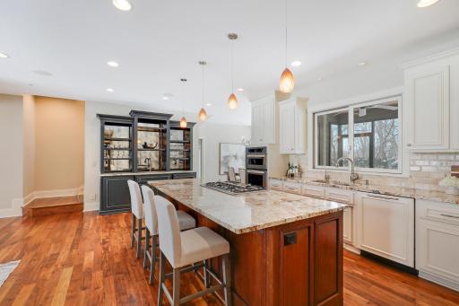 280 Ridgeview Drive E, Wayzata, MN 55391