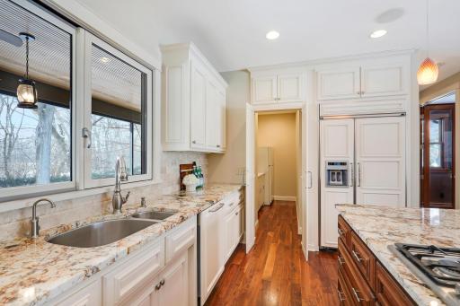 280 Ridgeview Drive E, Wayzata, MN 55391
