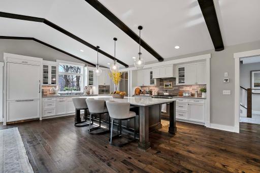 Welcome to this bright, modern, and fully equipped kitchen of your dreams!