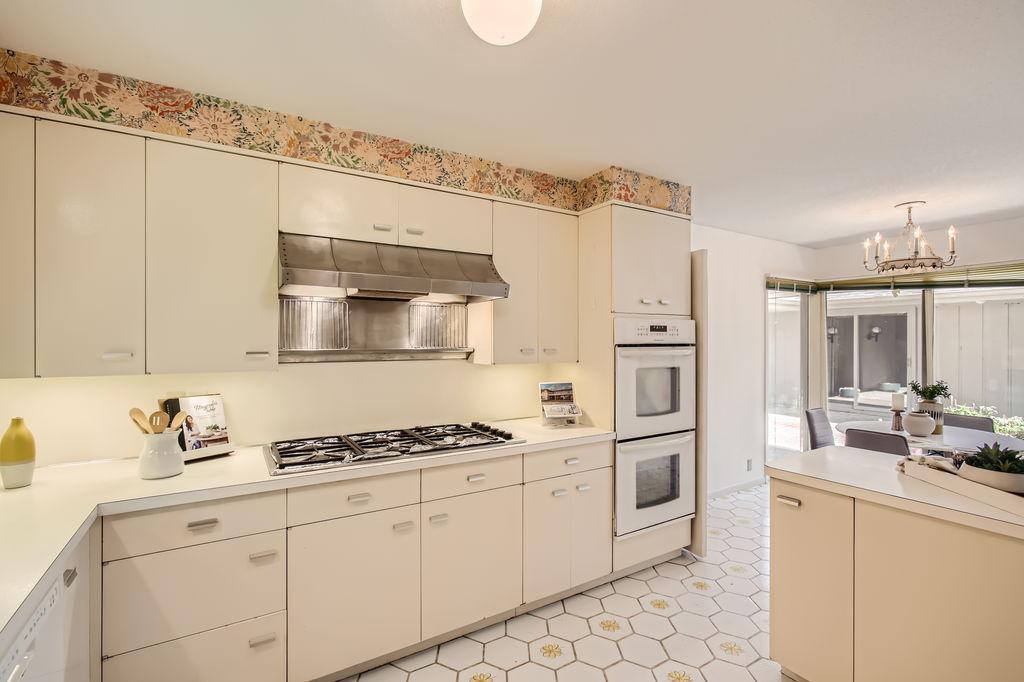 4860 Regents Walk - MLS Sized - 013 - 16 Kitchen.jpg