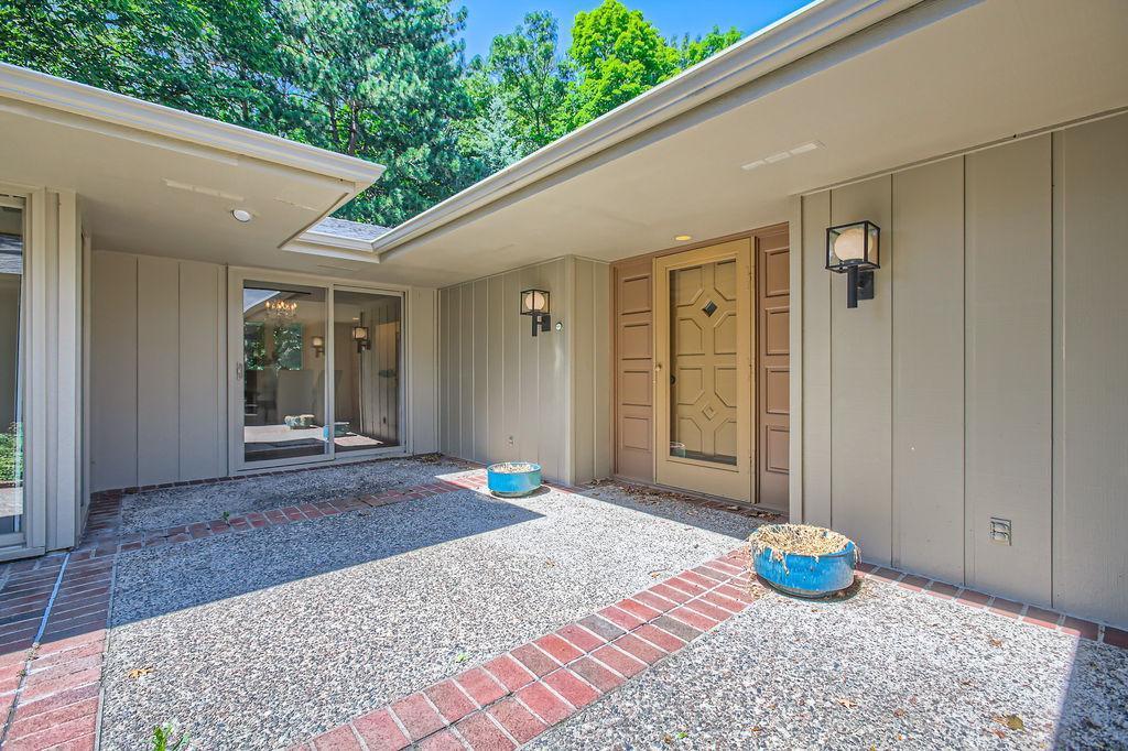 4860 Regents Walk - MLS Sized - 004 - 04 Exterior Front Entry.jpg