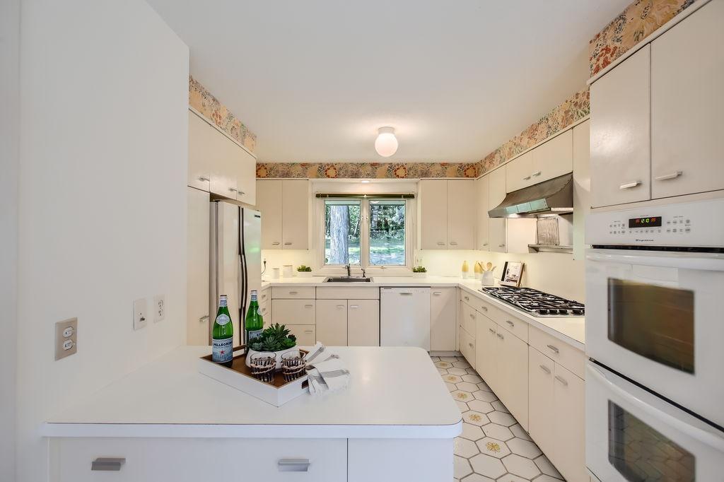 4860 Regents Walk - MLS Sized - 010 - 13 Kitchen.jpg