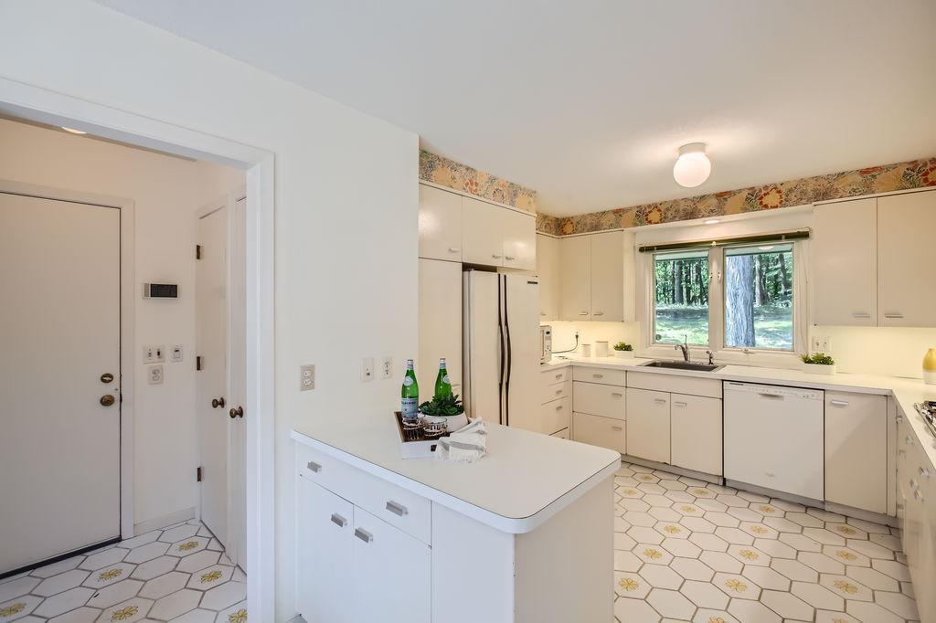 4860 Regents Walk - MLS Sized - 020 - 11 Kitchen.jpg