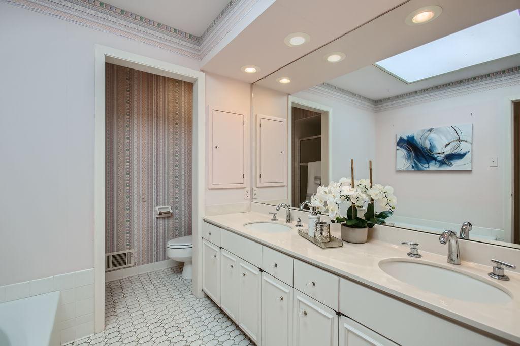 4860 Regents Walk - MLS Sized - 021 - 23 Primary Bathroom.jpg
