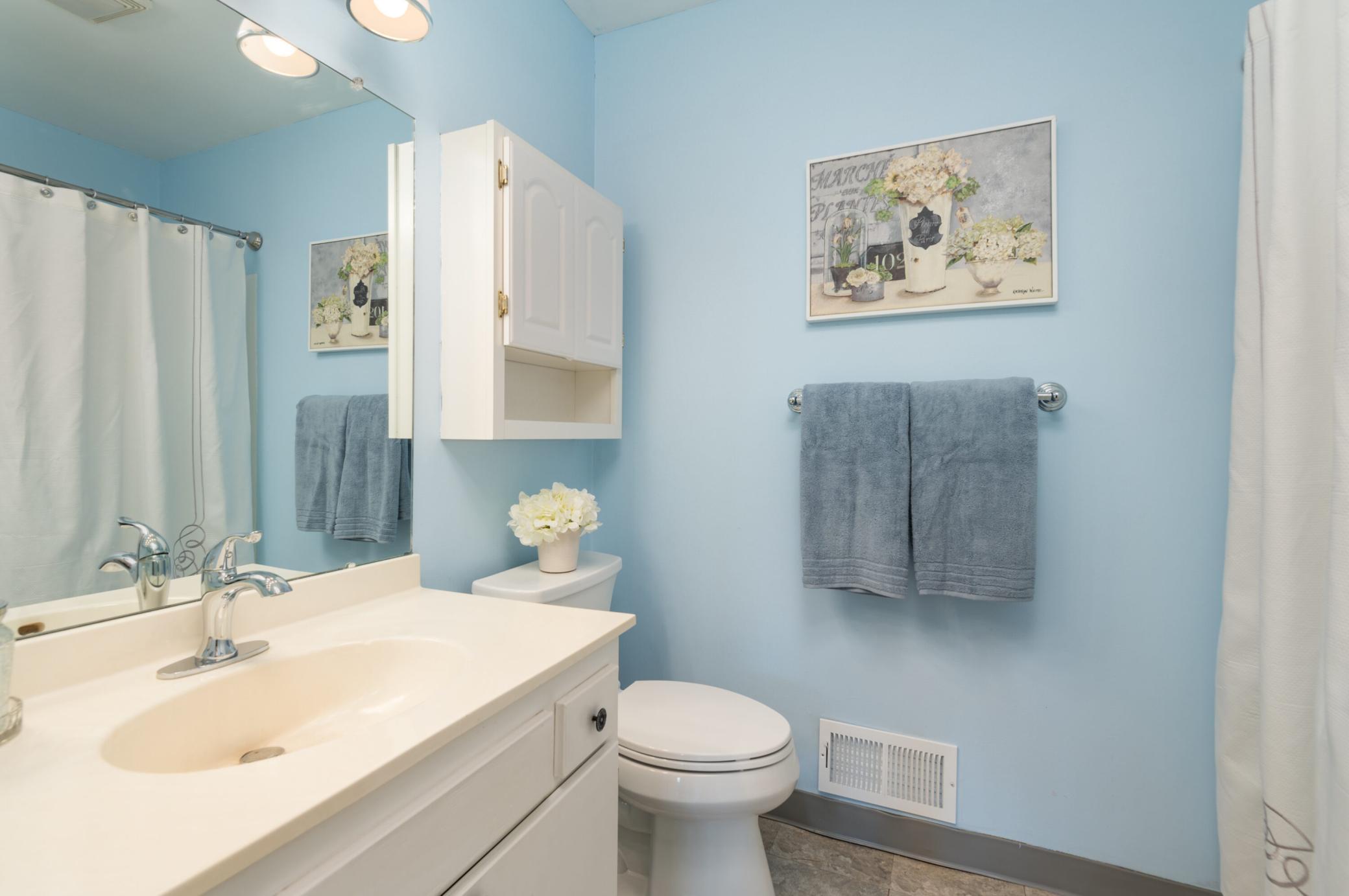 Upper Level Full Bath