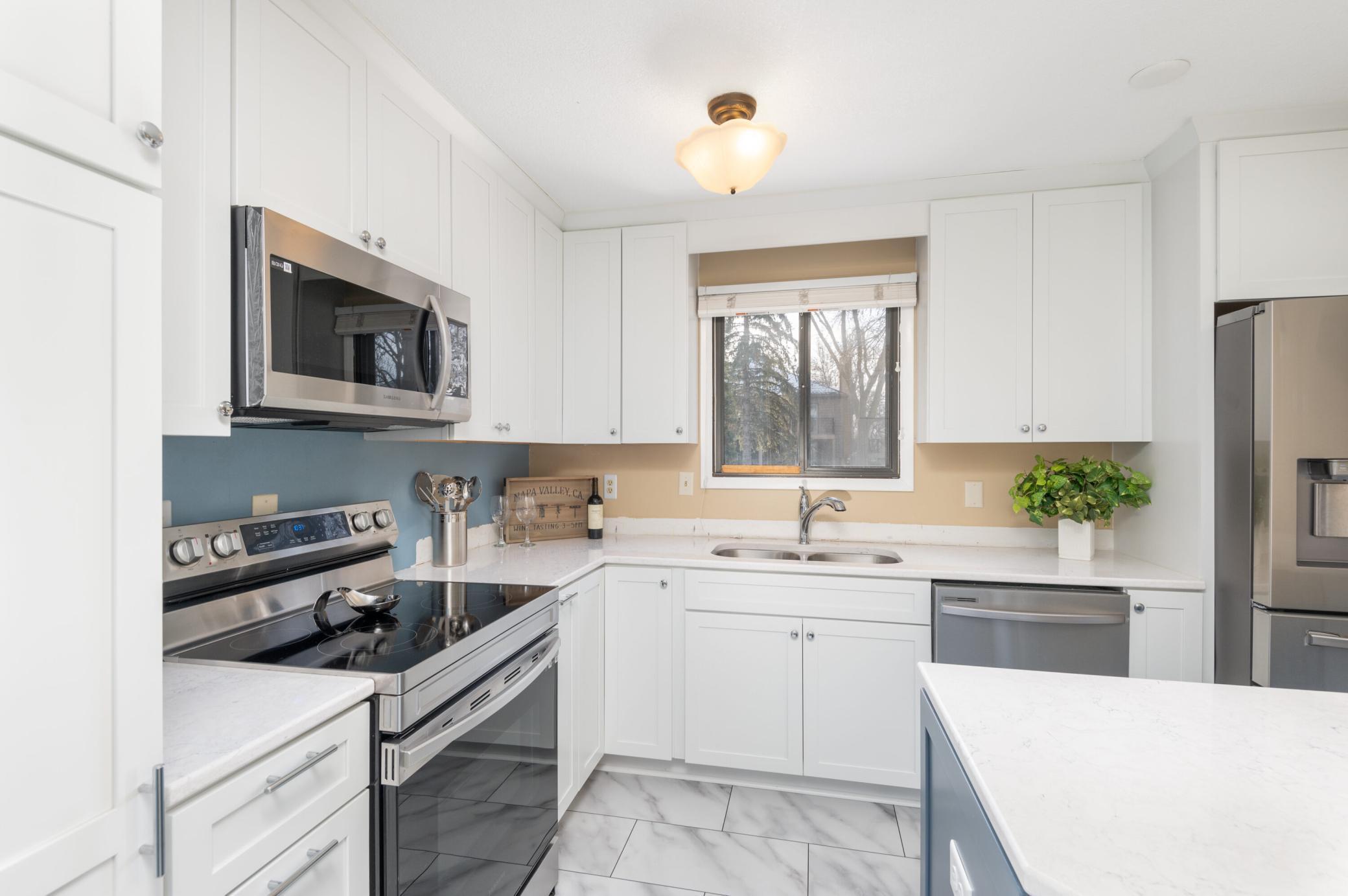 Great Kitchen with stainless appliances