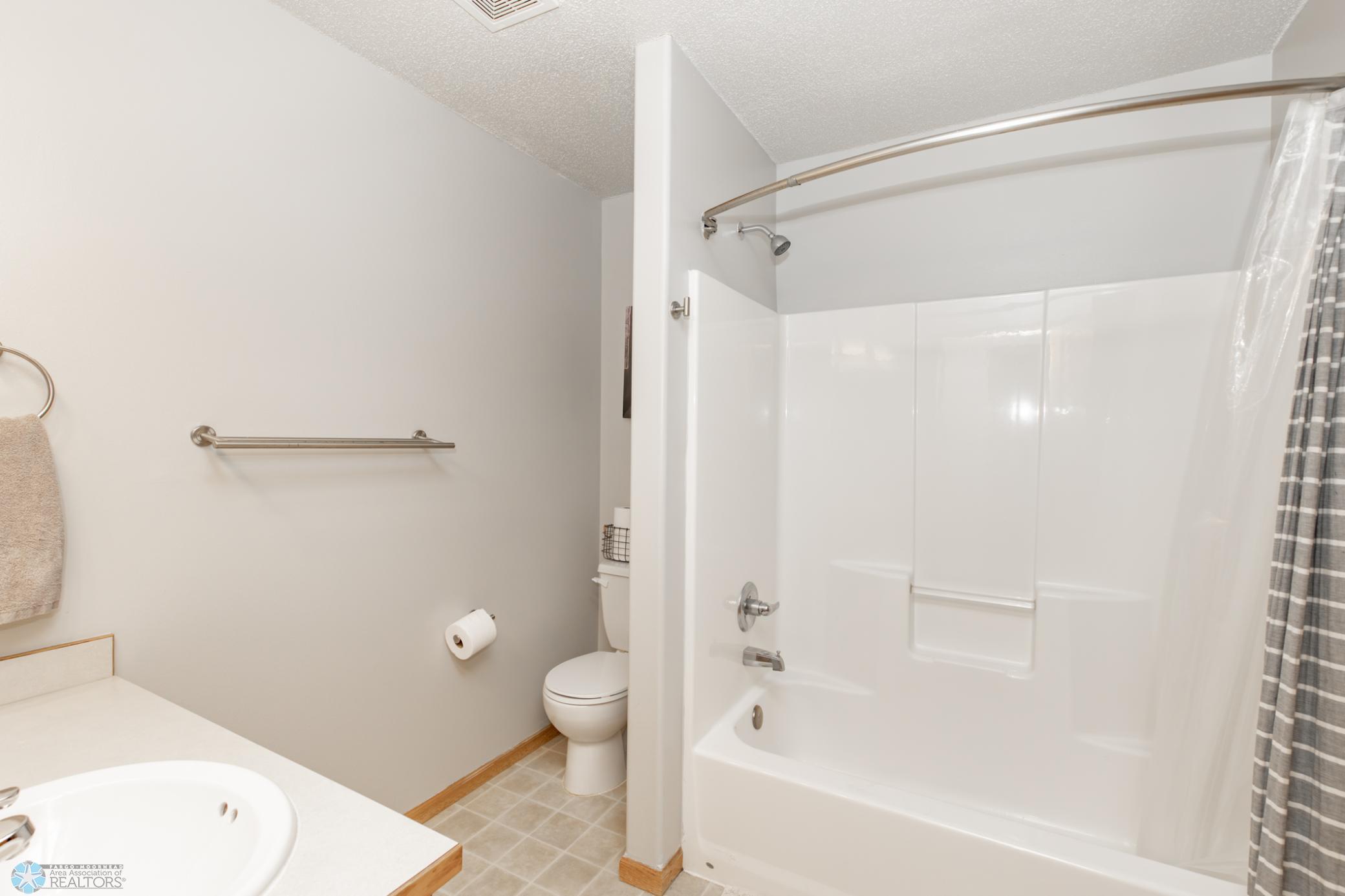 Primary/main full bath