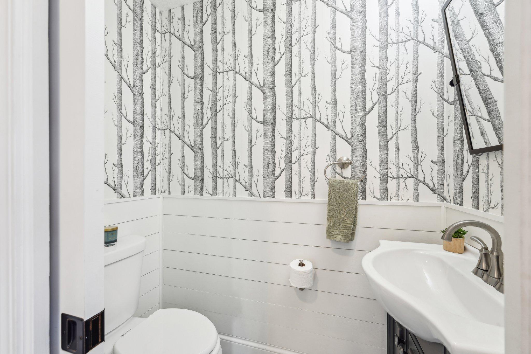 Convenient main level 1/2 bathroom.