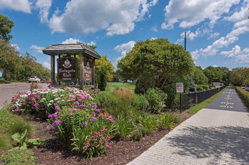 Surrounded by amazing golf courses and private clubs such as the known Lafayette Club.