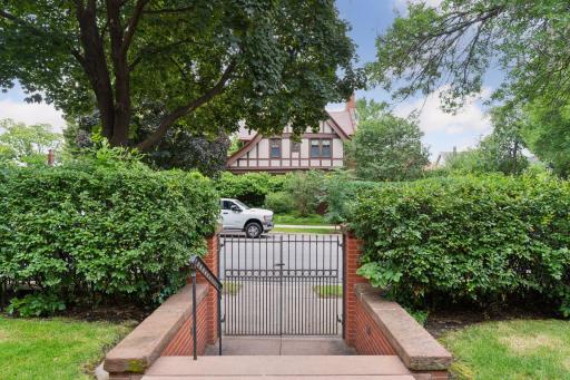 1700 Dupont Avenue S, Minneapolis, MN 55403