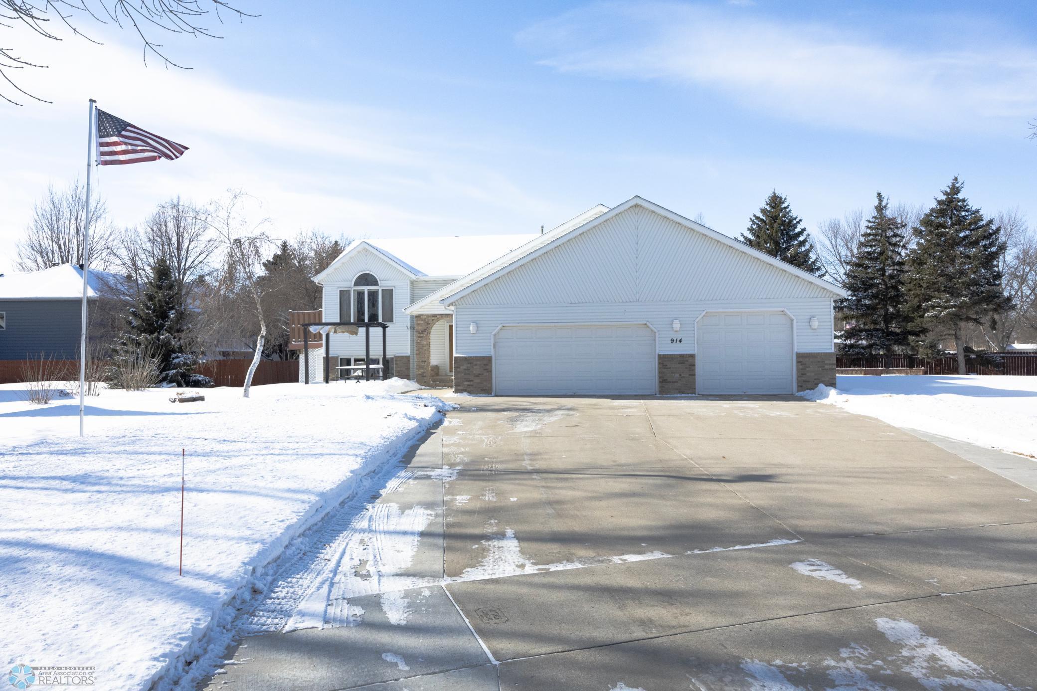 Large Driveway for Guests!