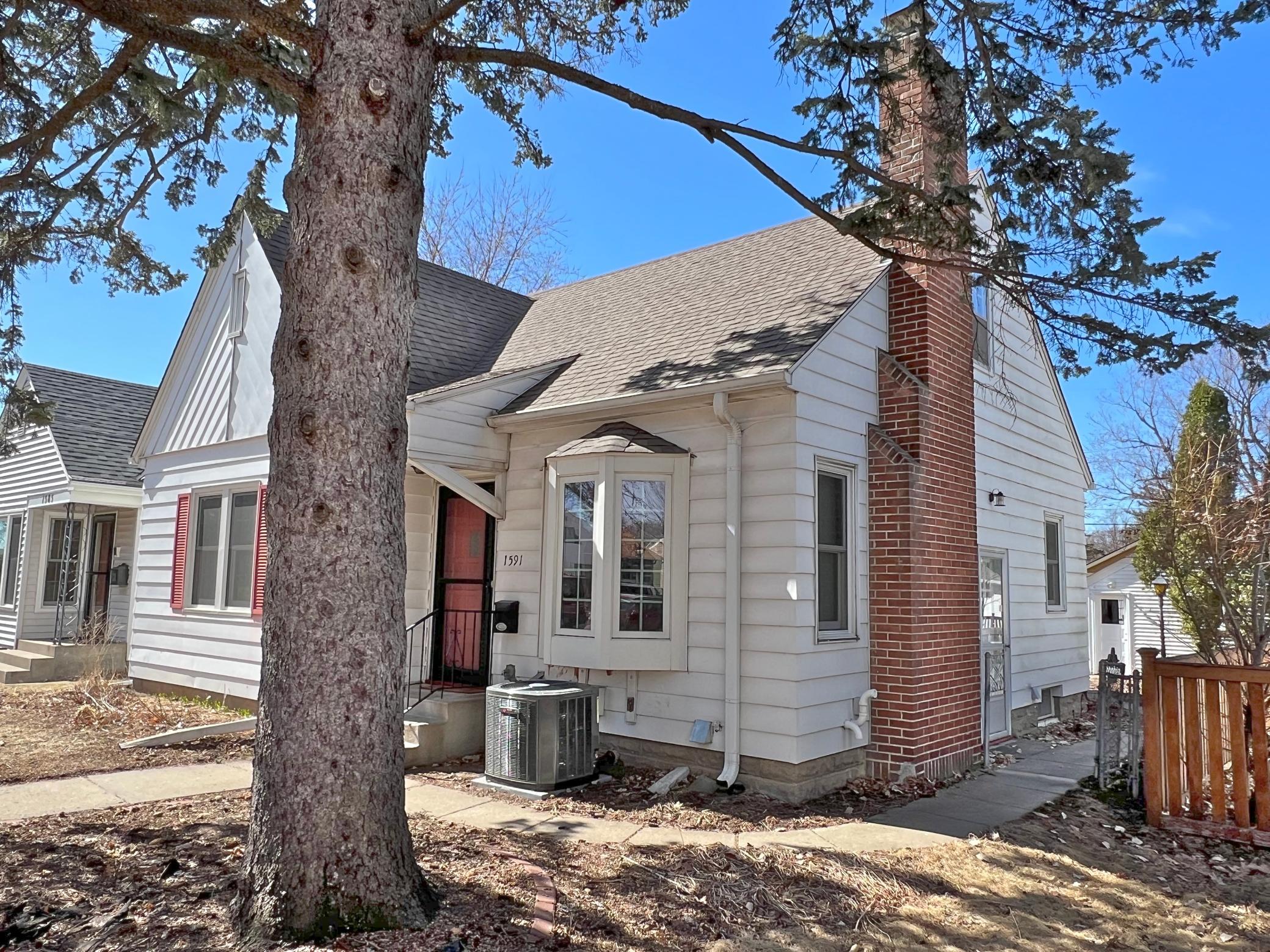 1591 Fernwood Street in prime Como Park