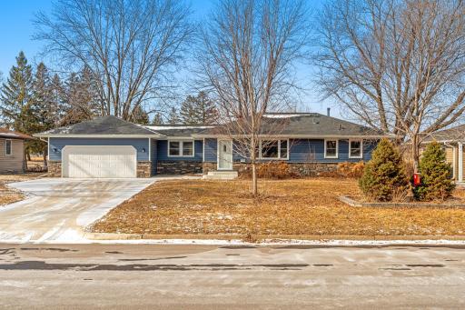 Welcome to this updated rambler in Bloomington!