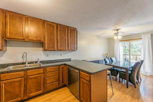 2303-Amberwood-kitchen dining-55125_008.jpg