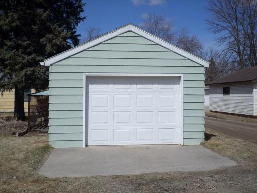 436 Maple Avenue S, Thief River Falls, MN 56701