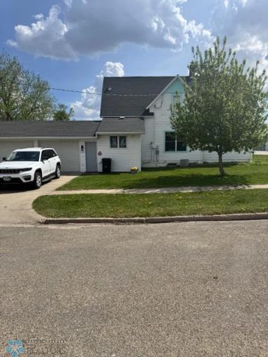 102 3rd Street E, Finley, ND 58230