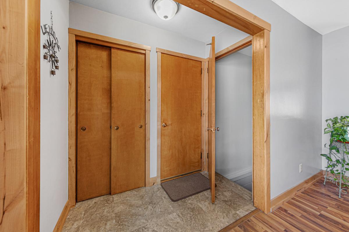 31 Garage entry_lower level entry_foyer.jpg