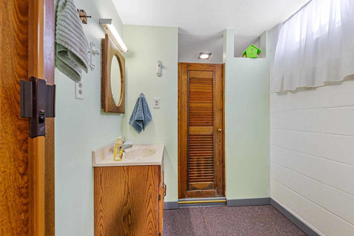 43 Bathroom_lower.jpg