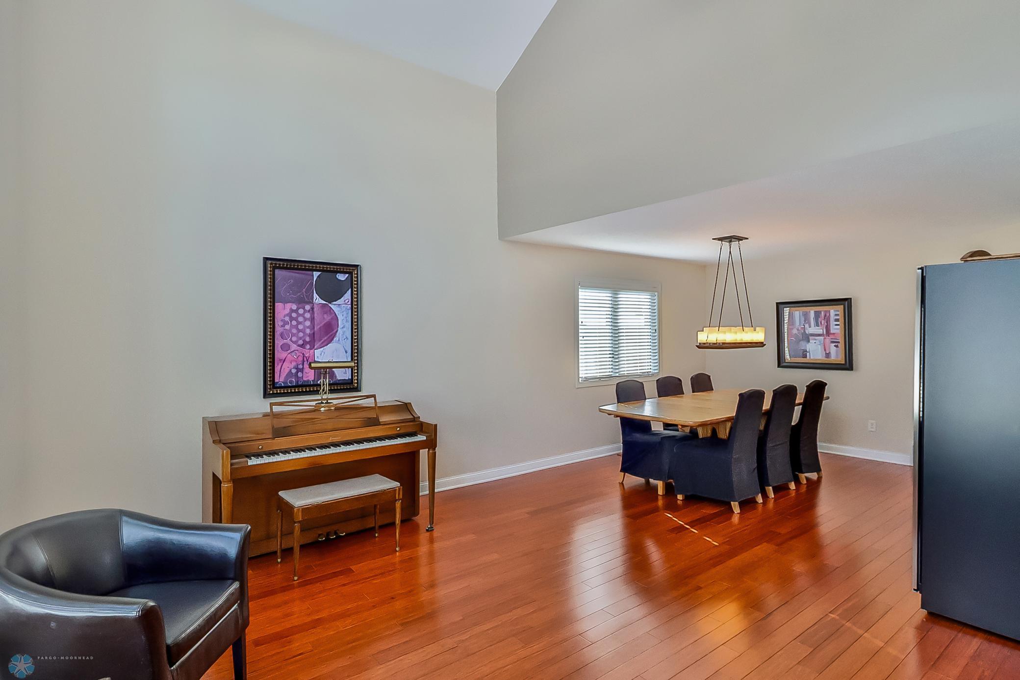 Familyroom1_4.jpg