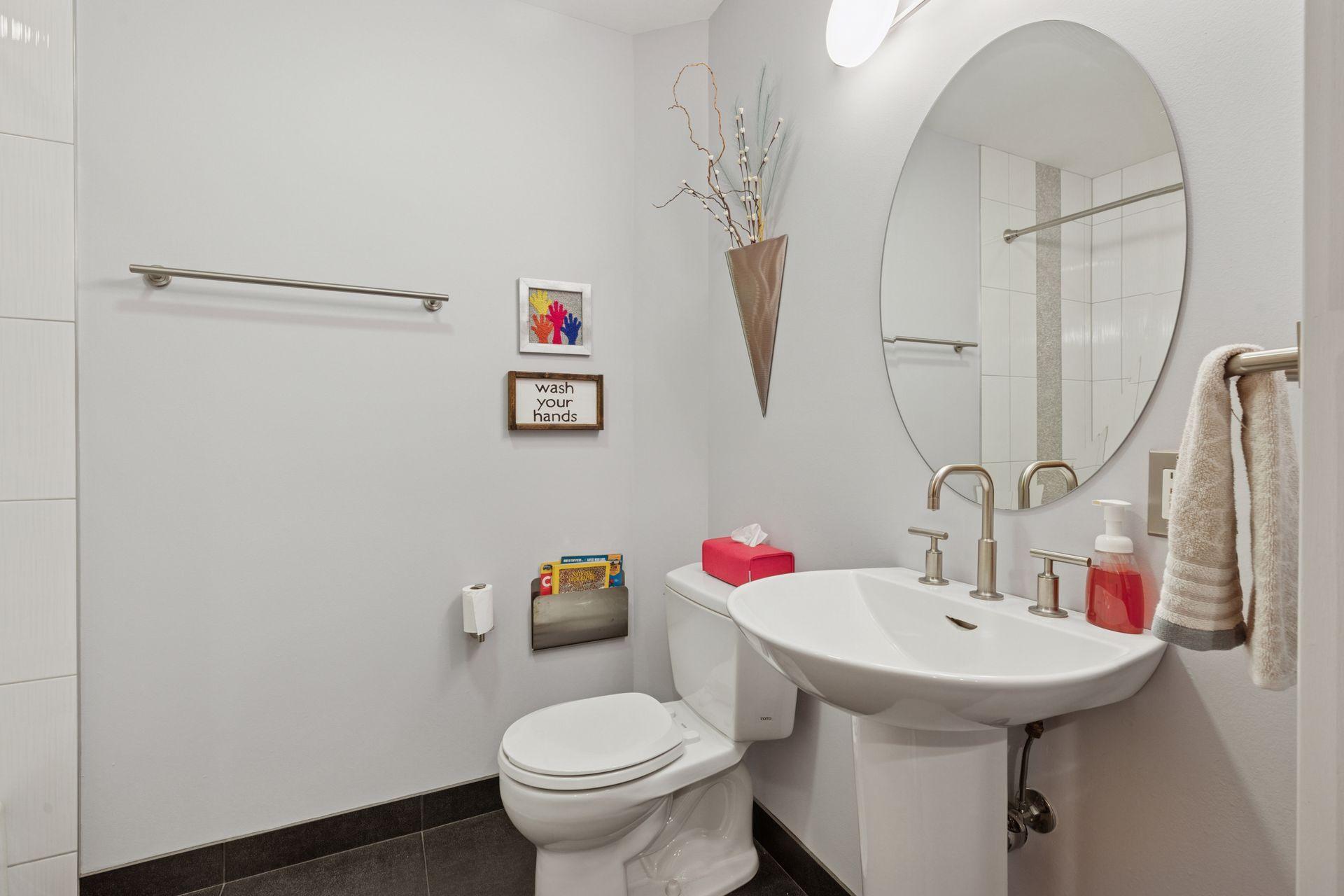 Main floor full bathroom