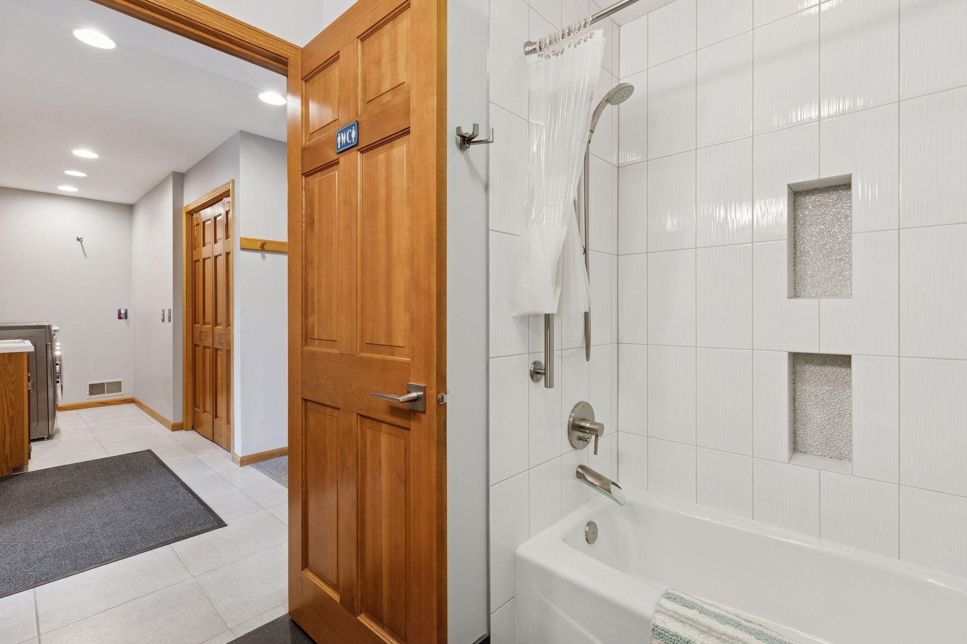 Main floor full bathroom