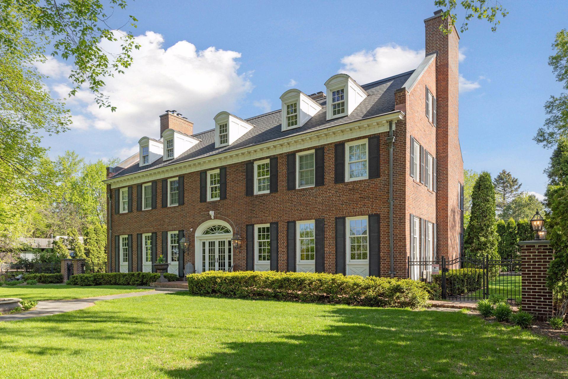 470 North Mississippi River Boulevard - Spacecrafting - 0001.jpg