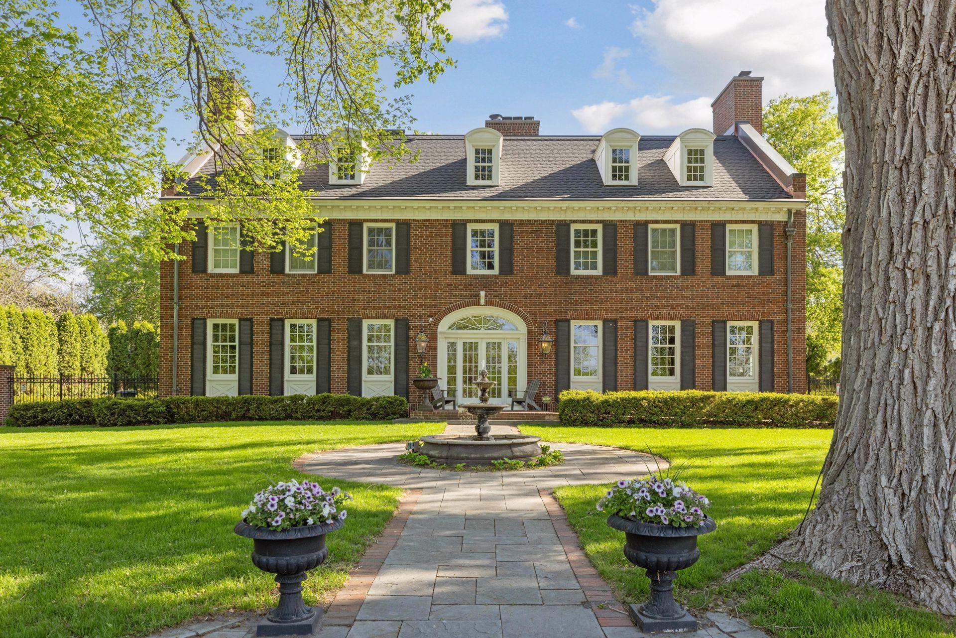 470 North Mississippi River Boulevard - Spacecrafting - 0002.jpg