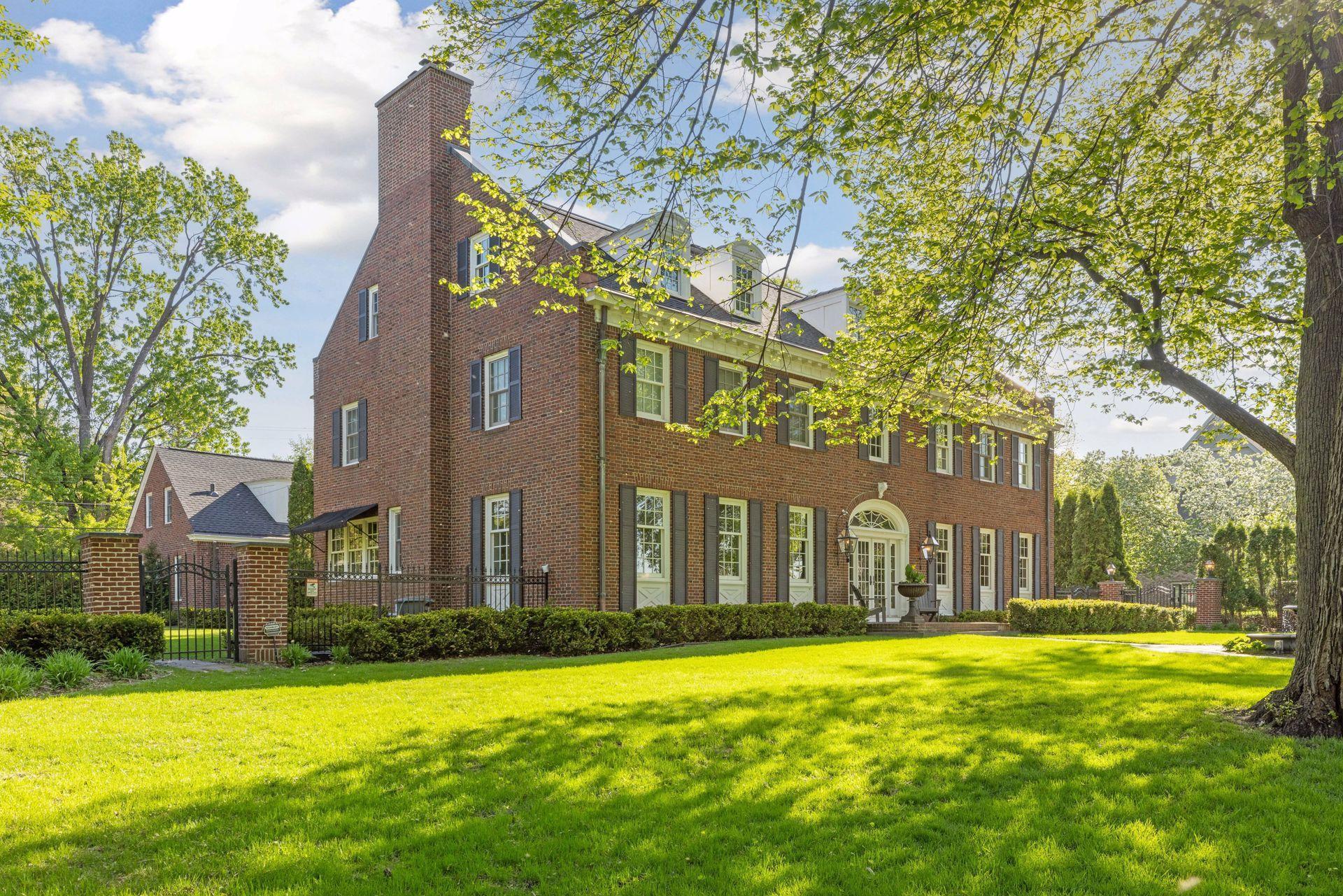 470 North Mississippi River Boulevard - Spacecrafting - 0003.jpg