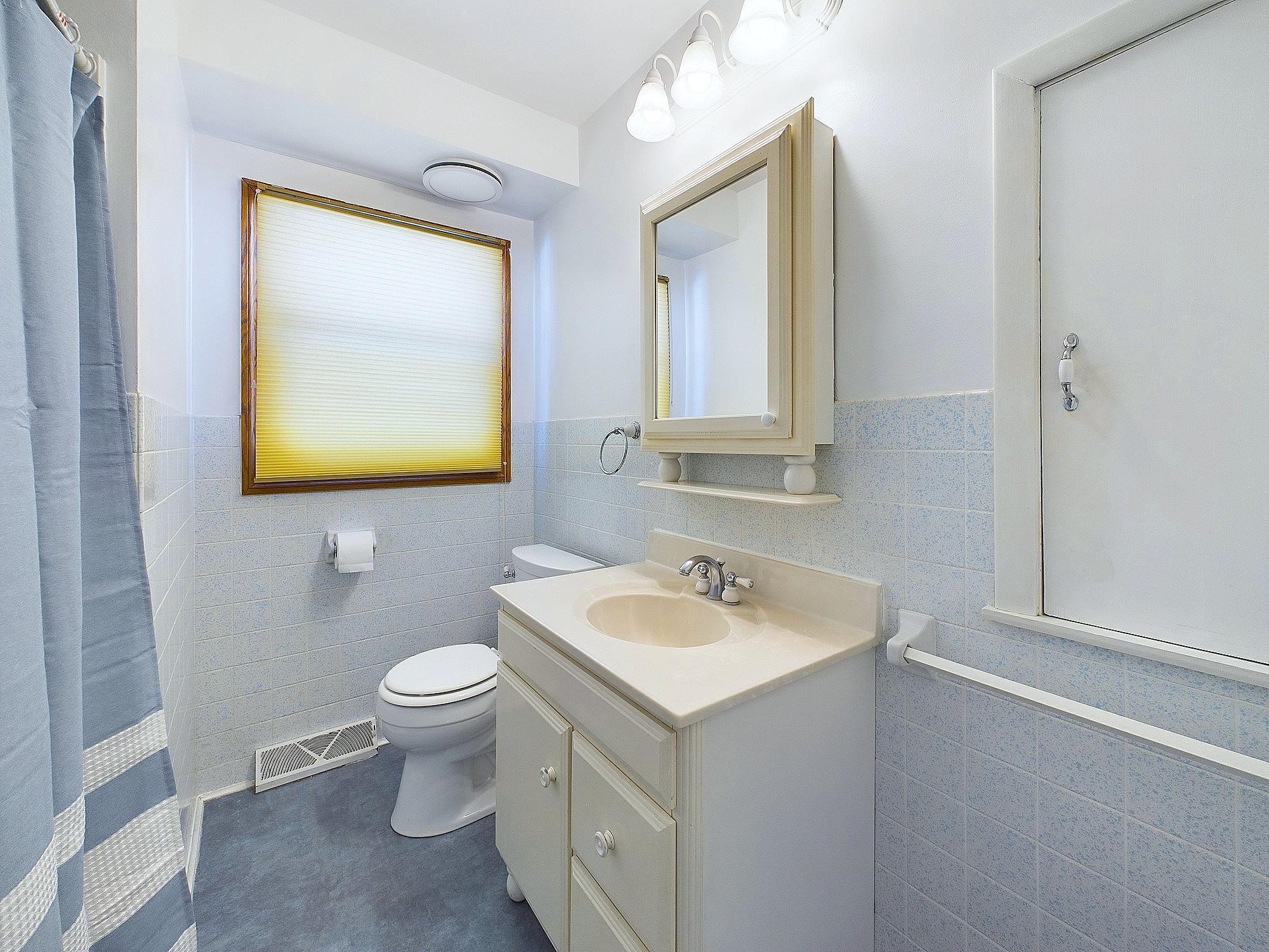 Full main floor bathroom