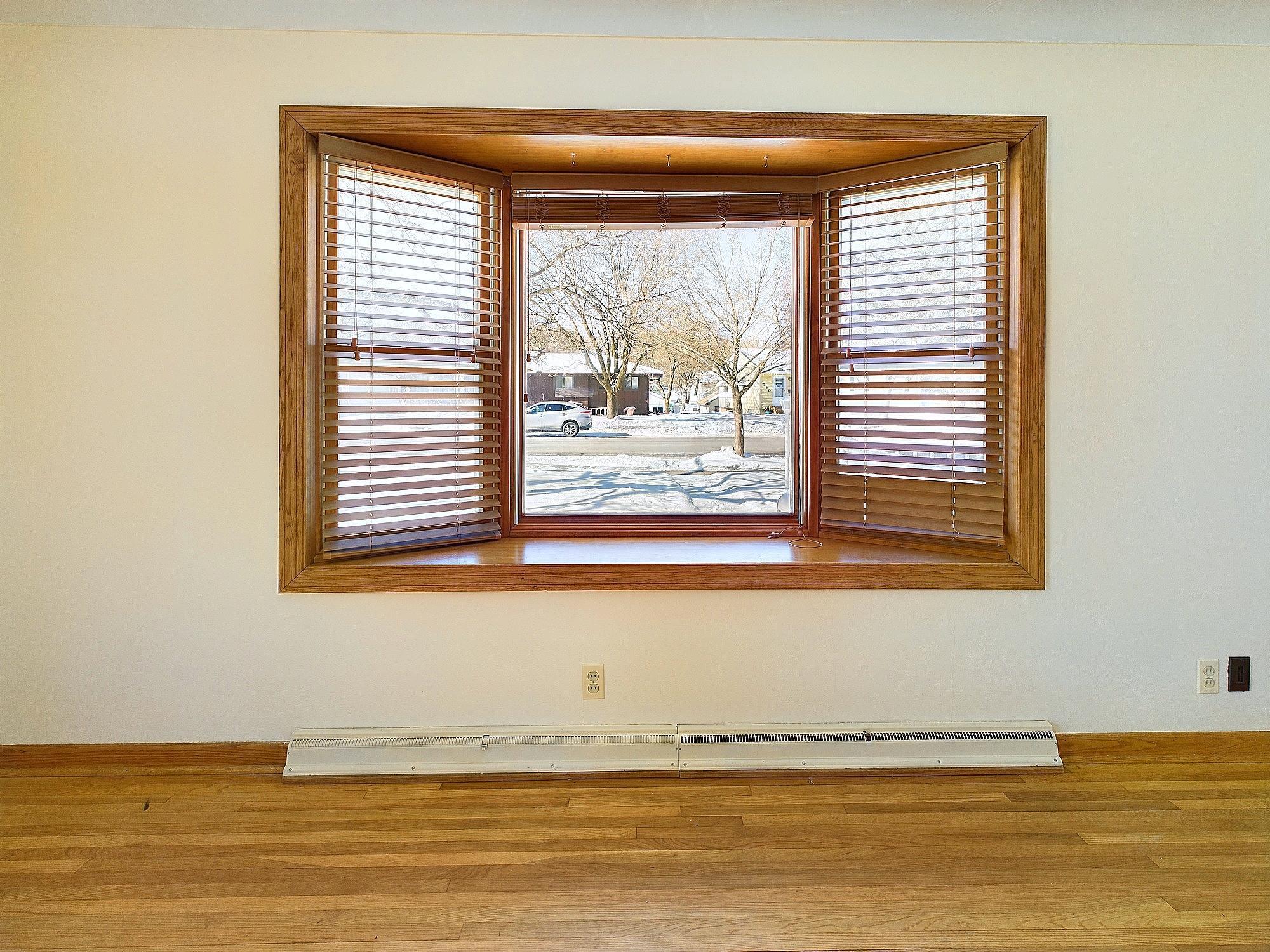 Beuatiful bay window! Imagine all your plants!