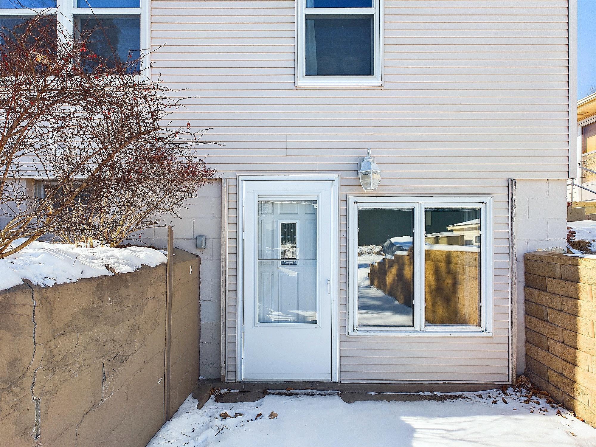 Private enterance for the lower level space.