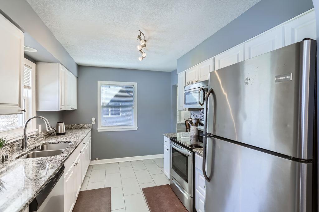 5650 Dupont Avenue N - MLS Sized - 009 - 11 Kitchen.jpg