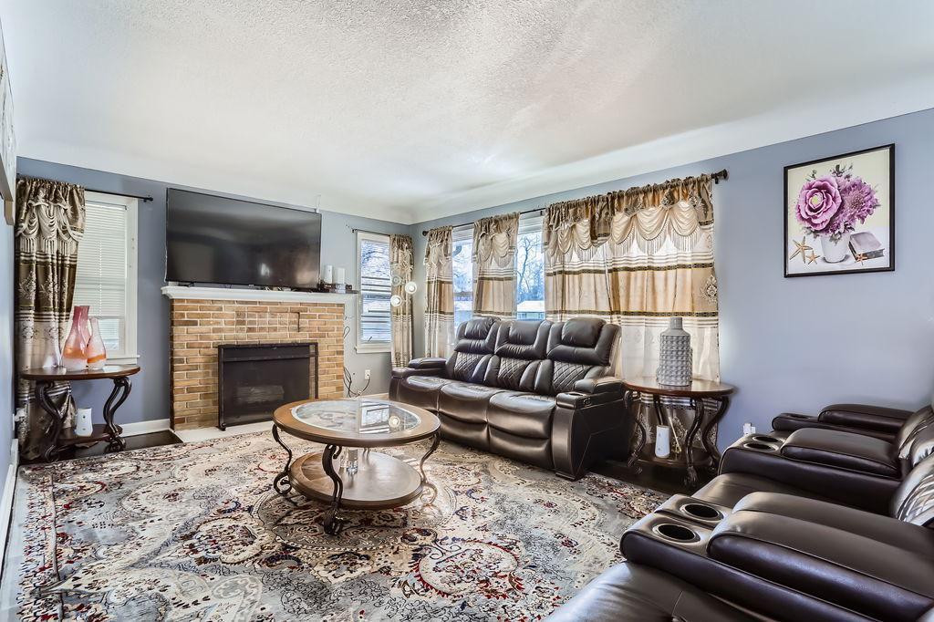 5650 Dupont Avenue N - MLS Sized - 004 - 04 Living Room.jpg