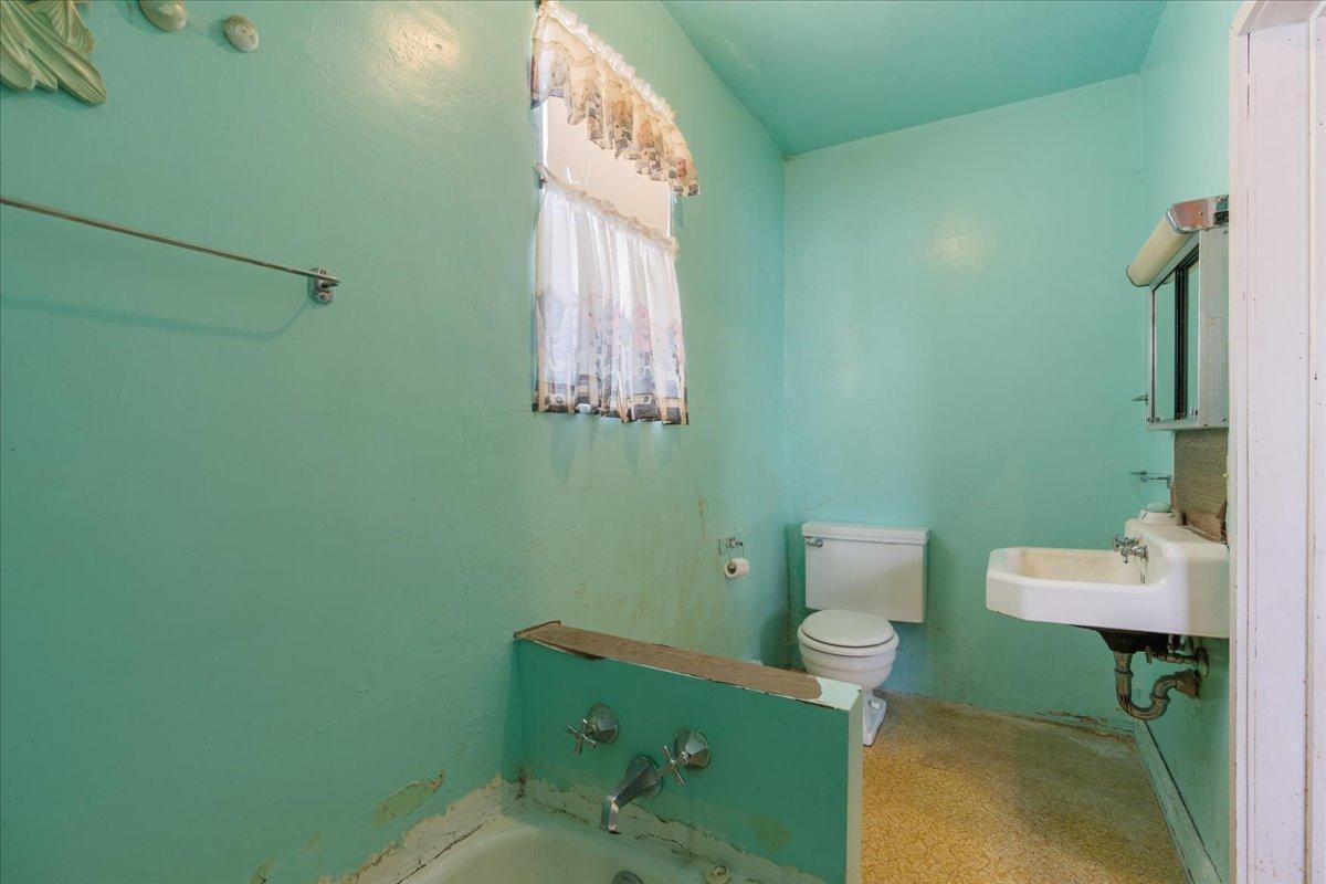 09-Bedroom 1 Bathroom.jpg