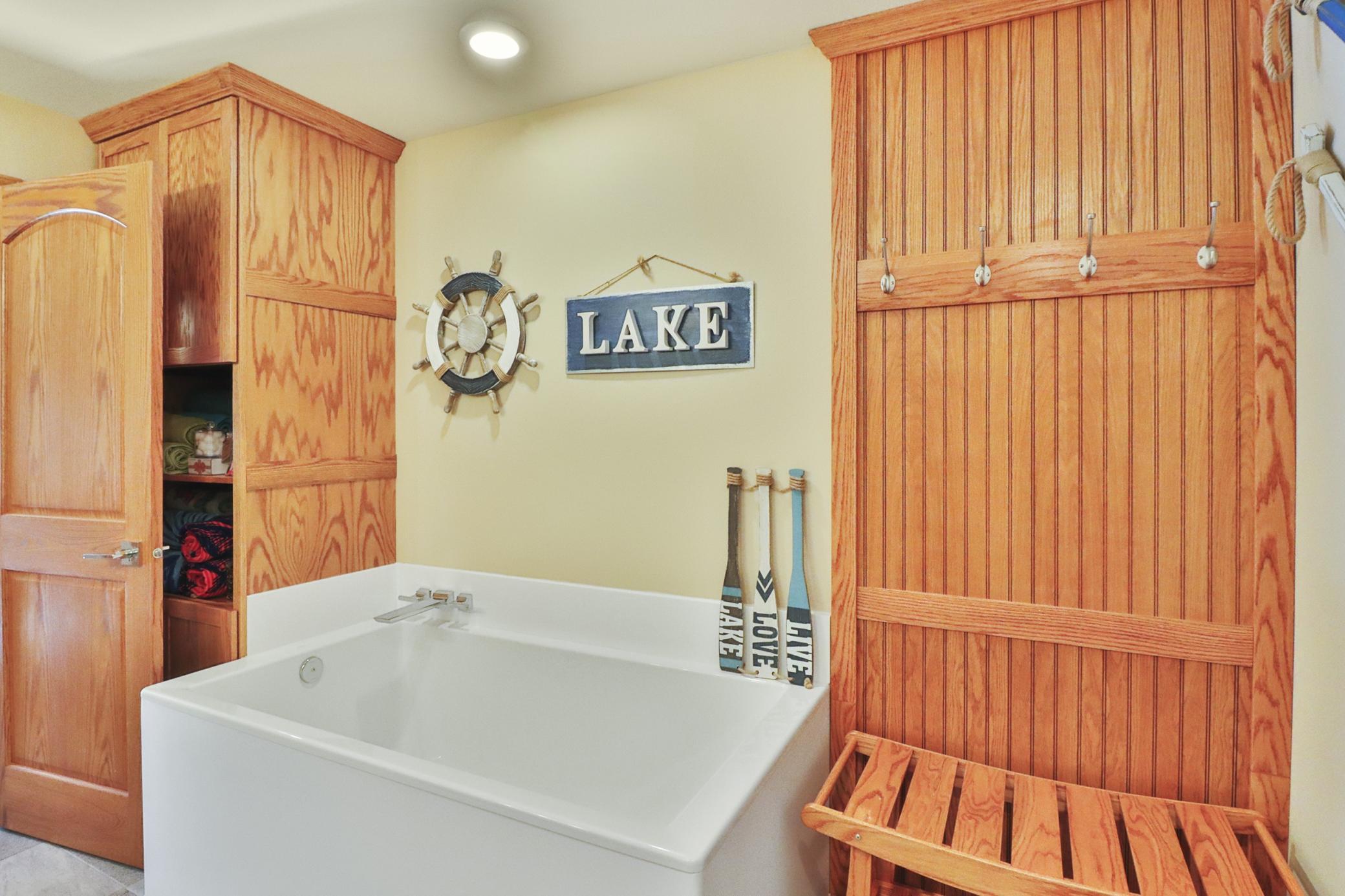 Basement Bathroom Soaking Tub1_4.JPG