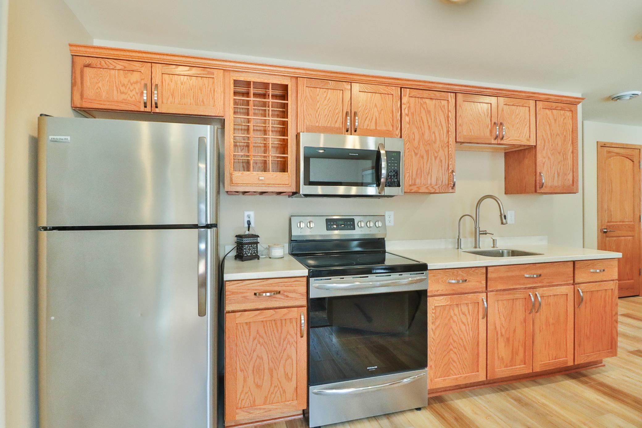 Basement Kitchen 1_6.JPG