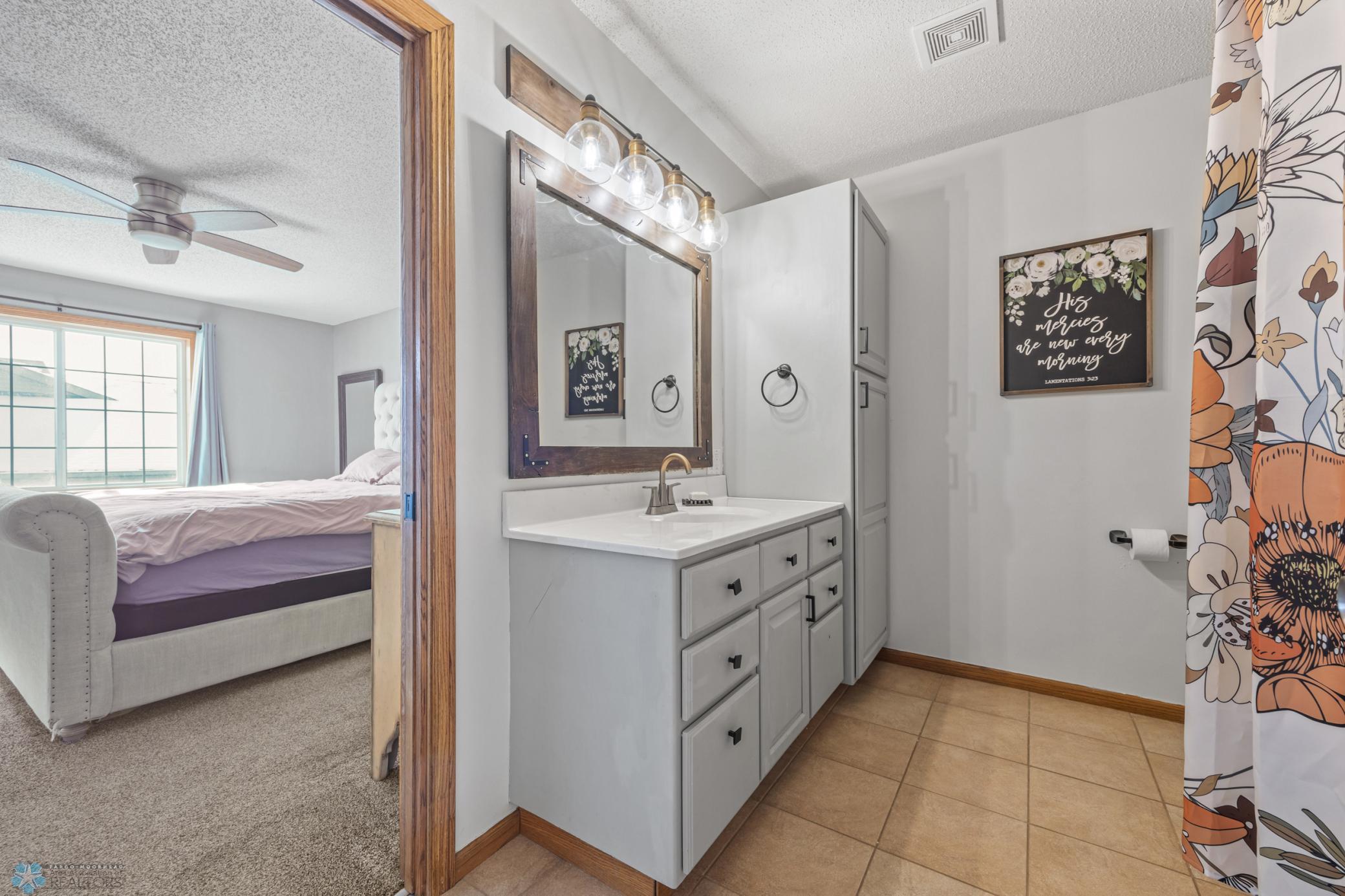 Upstairs Bathroom w/ access to primary bedroom