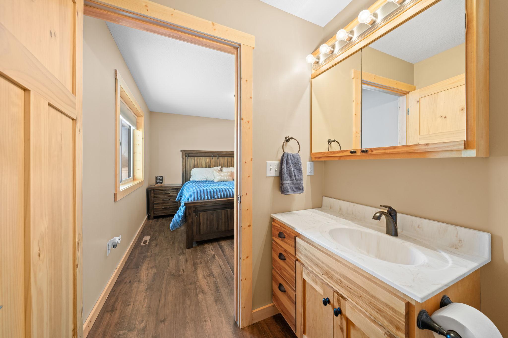 Primary bedroom en suite