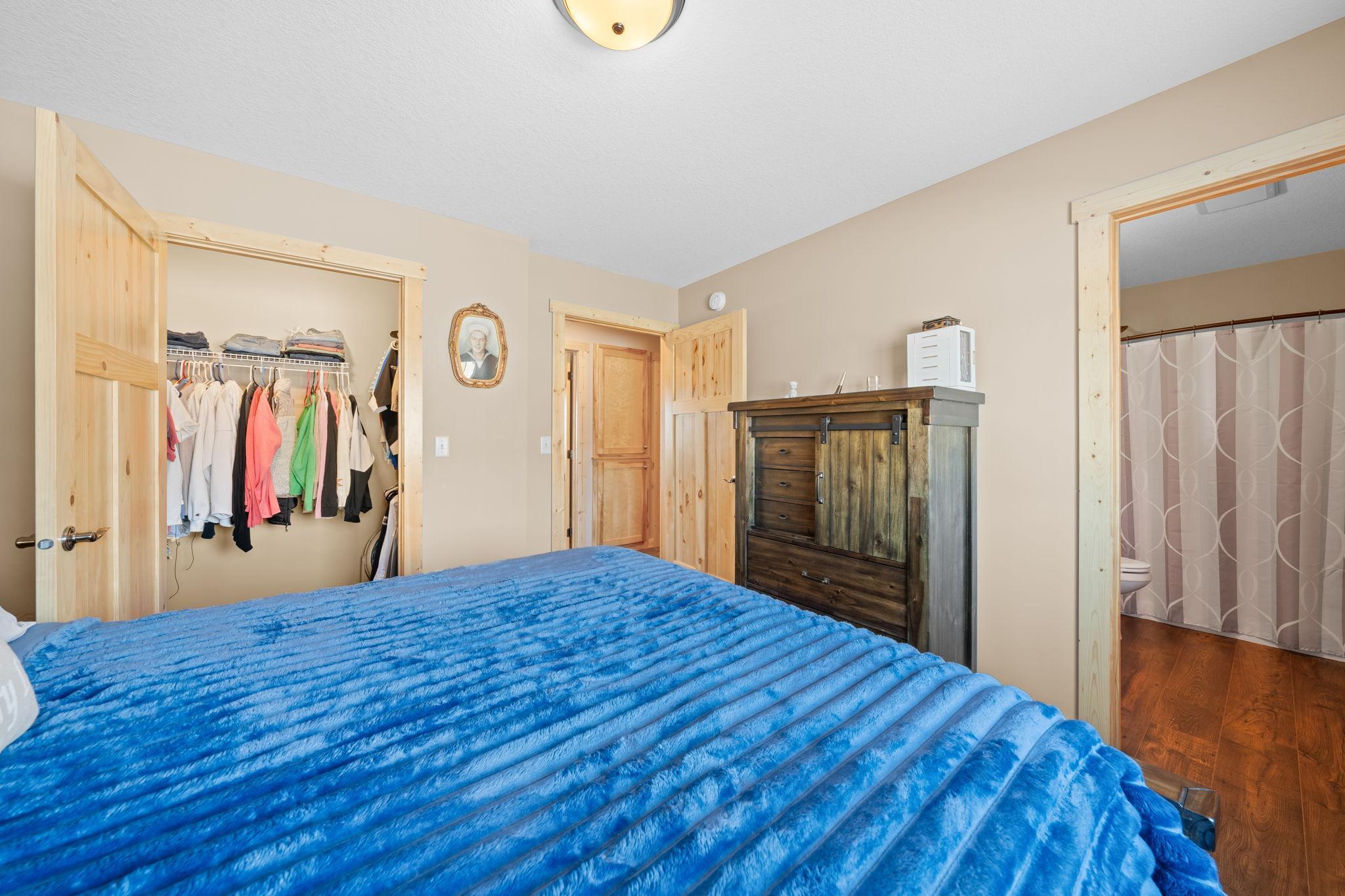 Primary bedroom w/ walk-in closet